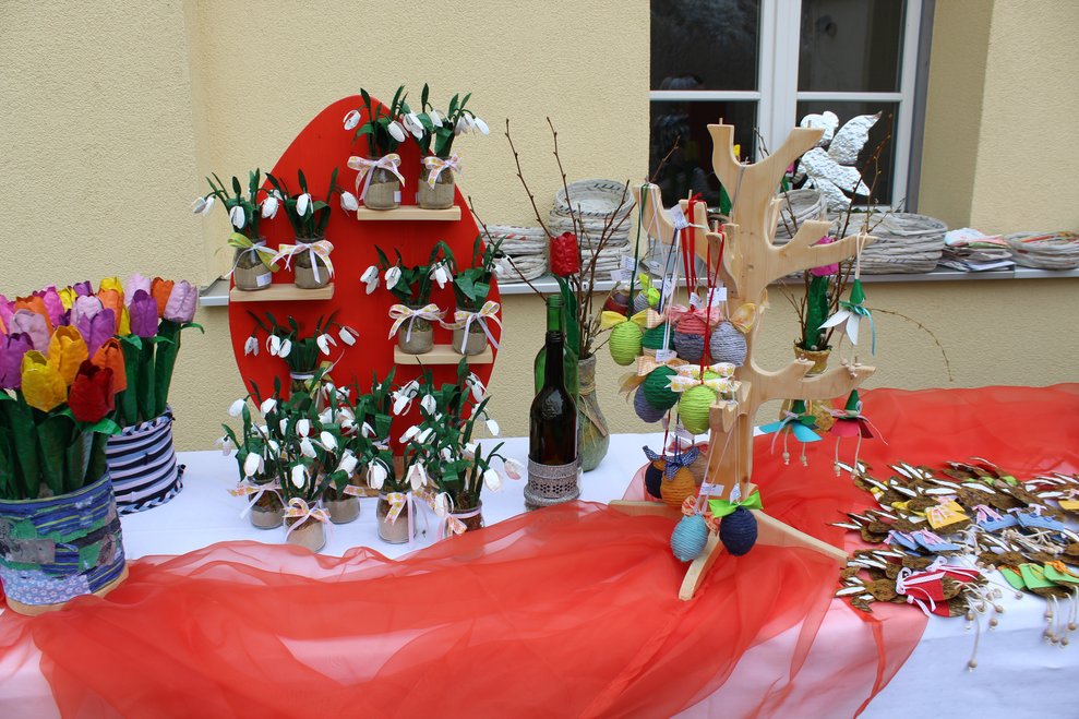 Schneeglöckchen und Tulpen aus Blech auf einem Tisch