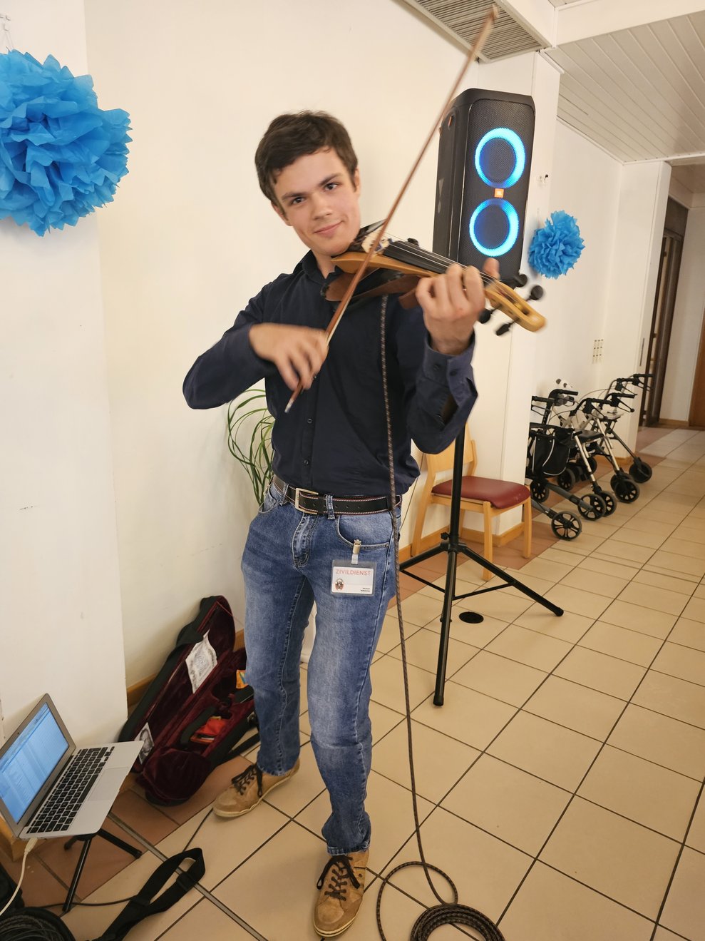 Unser Zivi Michael spielte zwischendurch für alle Festgäste auf seiner elektrischen Geige. 