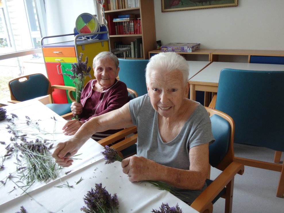 Da derzeit die Lavendelsträuche in voller Blüte stehen, nutzte unsere Alltagsbegleitung die Gelegenheit und gestaltete einen duftenden Lavendelnachmittag für unsere Bewohnerinnen und Bewohner.