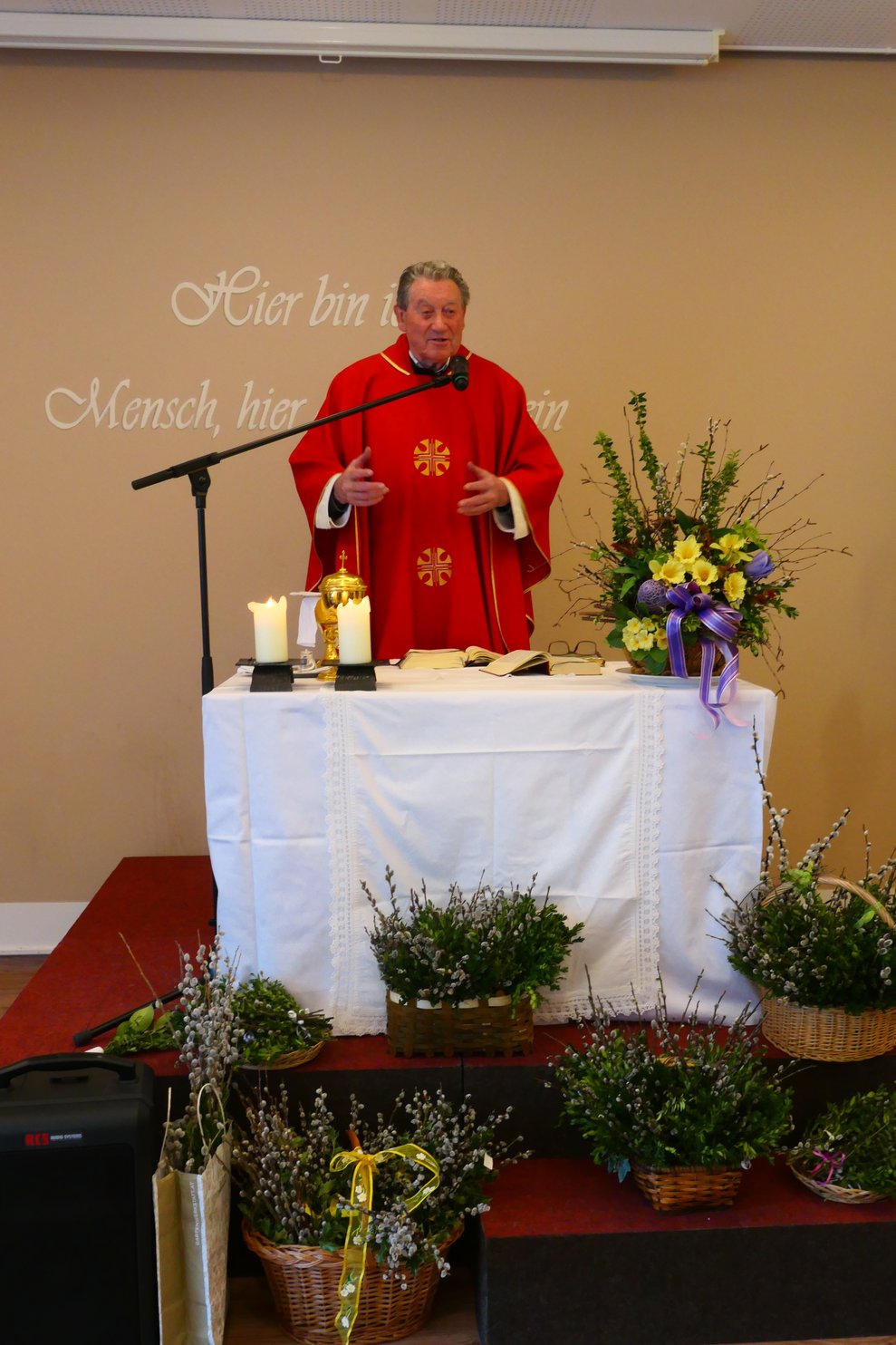 Unser Pfarrer Pater Alberich Enöckl.