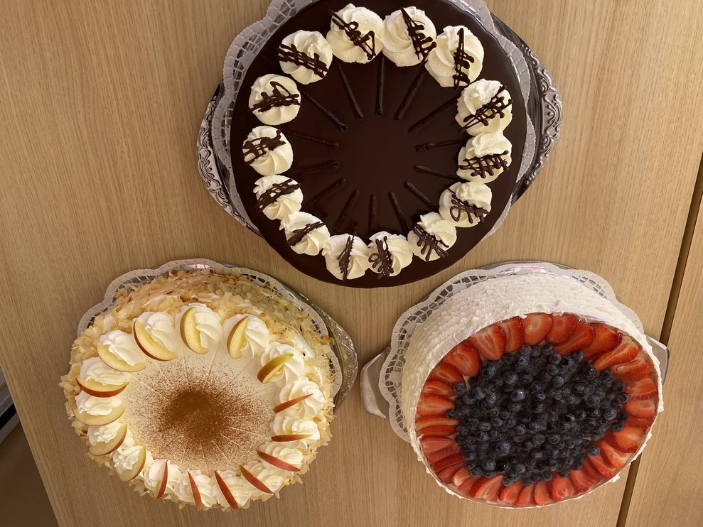 Die Geburtstagstorten wurden von der Küche gebacken...