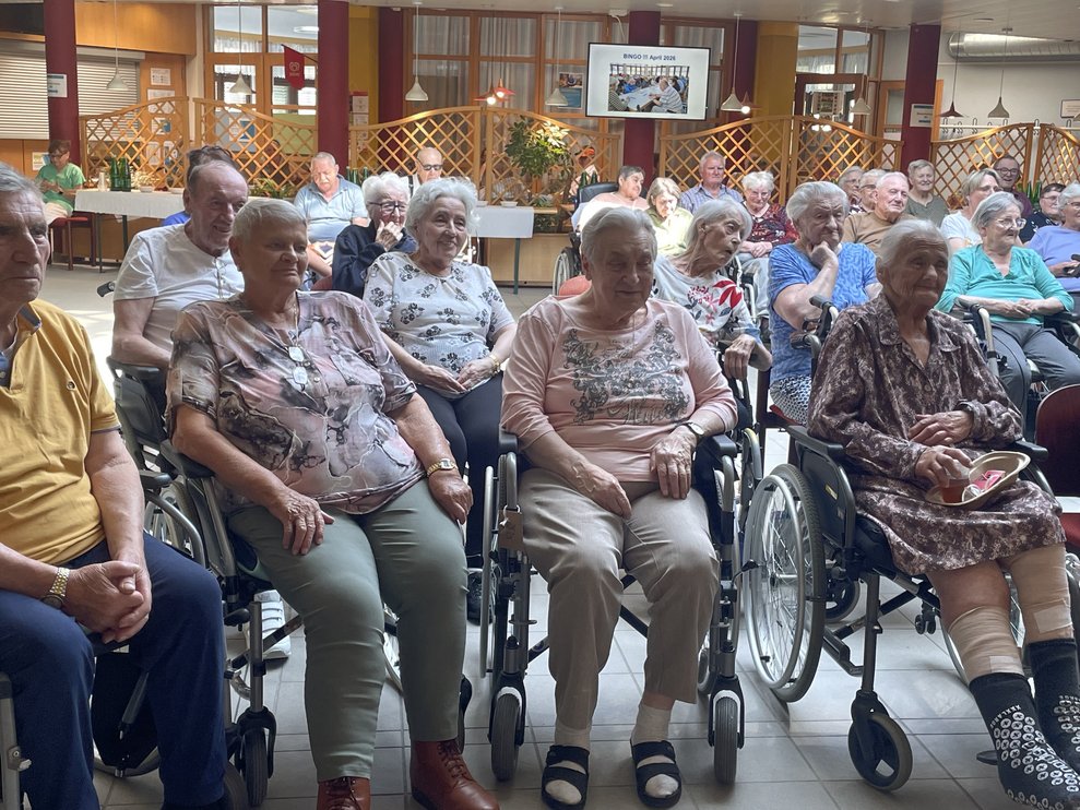 Bewohnerinnen und Bewohner bei der Lesung.