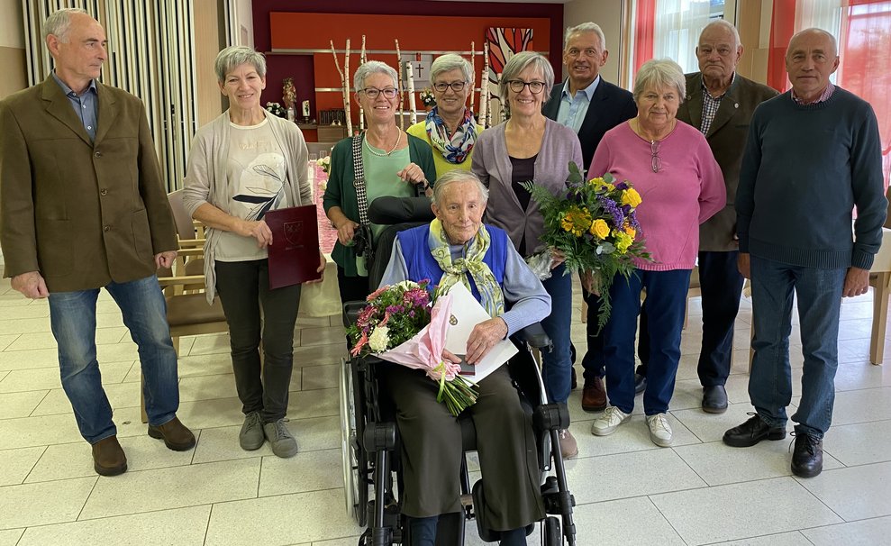 Die Jubilarin mit ihrer Familie.