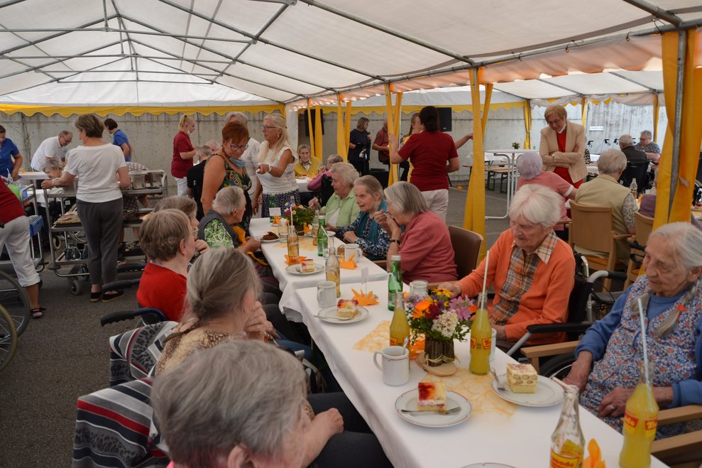 BewohnerInnen sitzen bei einem Tisch.