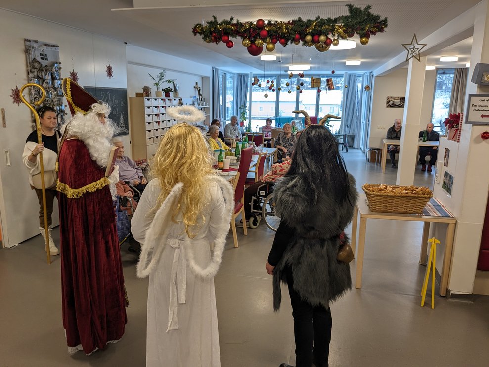 Nikolo, Krampus und Christkind im Wohnbereich.