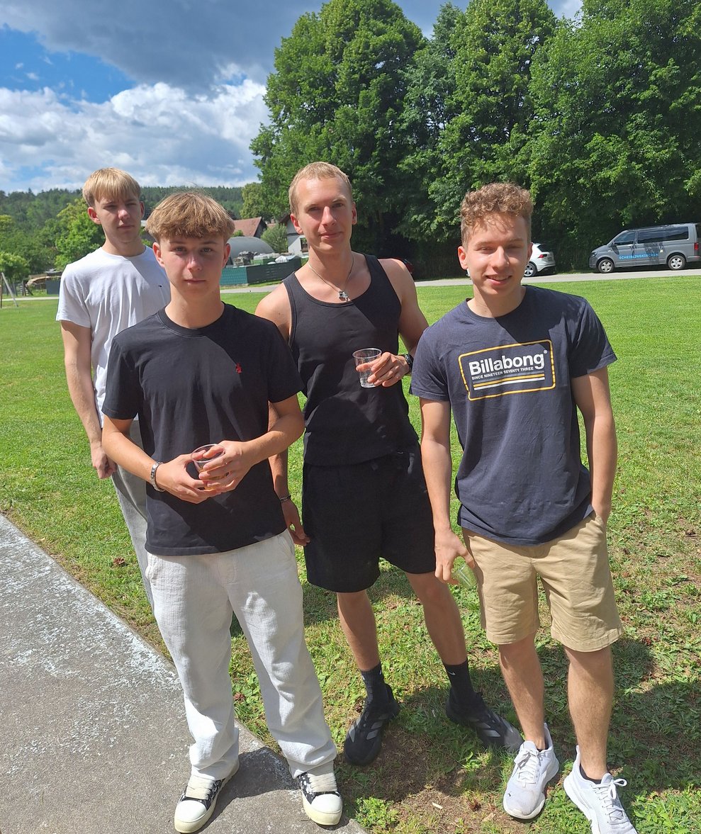 Zivildiener Michael und Max, Lehrling Verwaltungsassistenz Marc und Praktikant Elias waren vor und nach dem Ausflug mit allerlei Auf- und Abbauarbeiten, Hol- und Bringdiensten und allem was sonst noch so angefallen ist beschäftigt. Dankeschön!