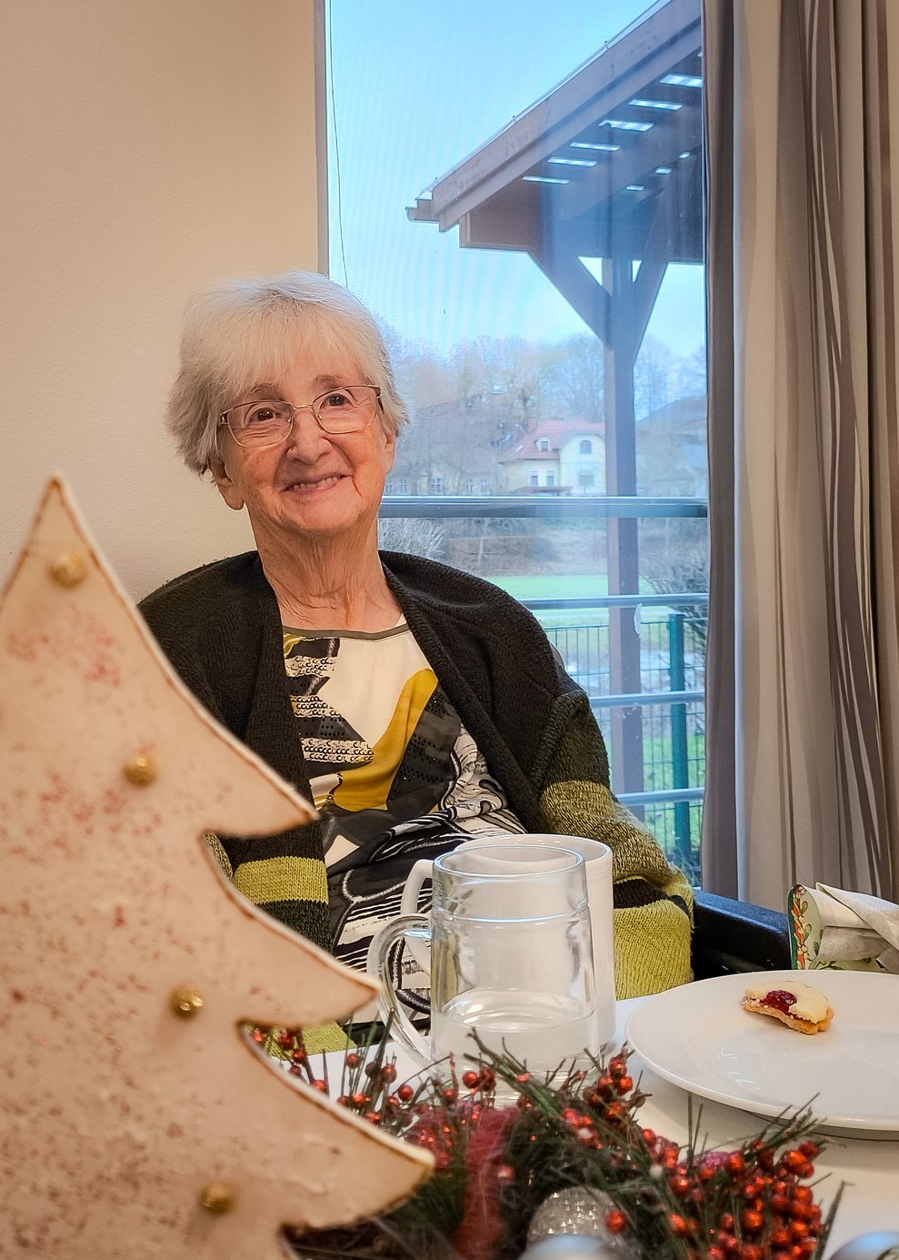 Eine Dame lächelt in die Kamera.