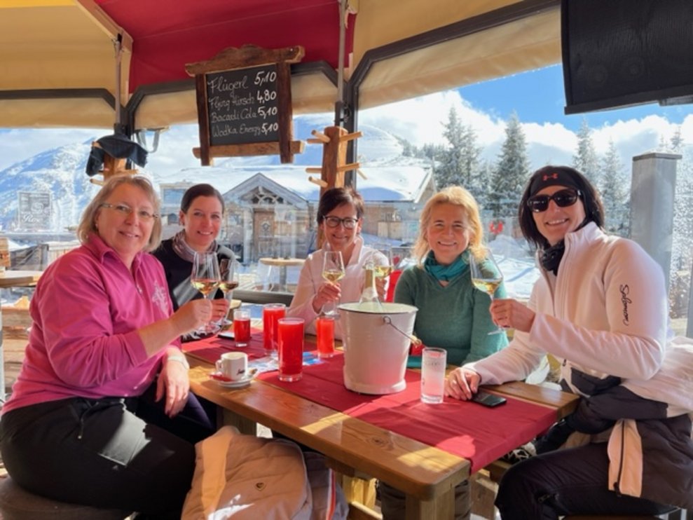 Fünf Damen in der Almhütte.