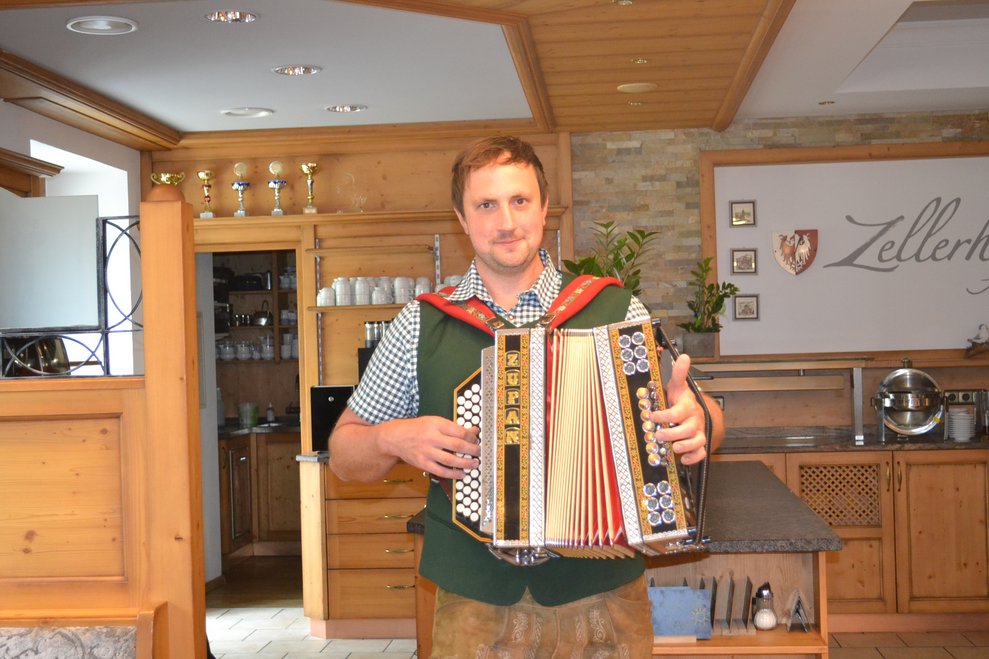 Ein junger Mann spielt ein Instrument