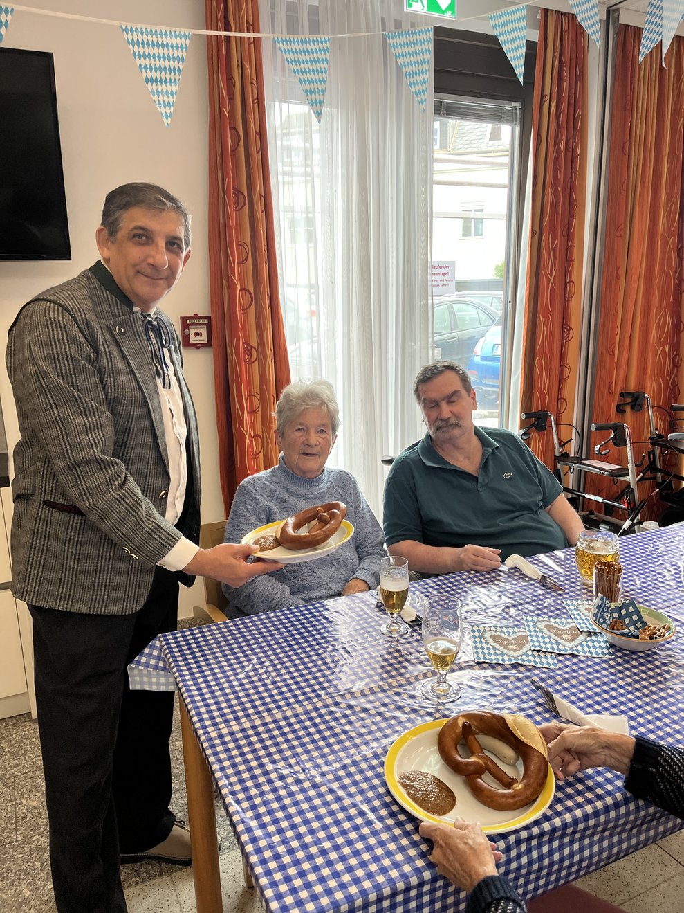 Mitarbeiter serviert Weißwurst