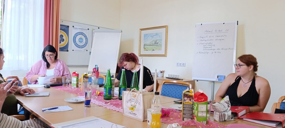 Sitzende Mitarbeiterinnen des Palliativteams bei der Besprechung.