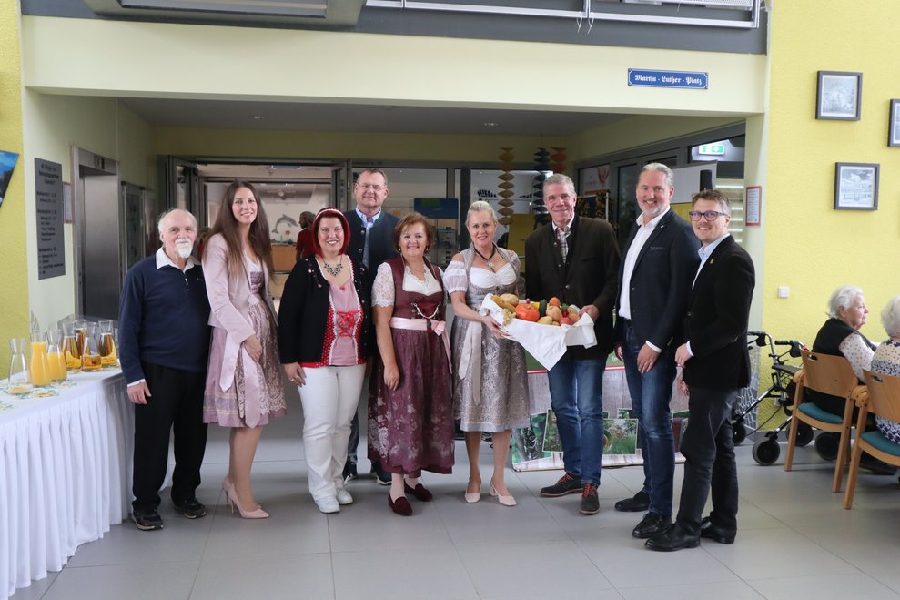 Pater Josef Ritt, gfGR Michaela Filipovic, GR Marion Burger, Ing. Reinhold Kunze, GR Ilse Neugebauer, Dir. Elisabeth Grötzl, Vize Bgm. Josef Spazierer, gfGR Heinz Peter Ewinger, Bgm.Mag.Thaddäus Heindl.