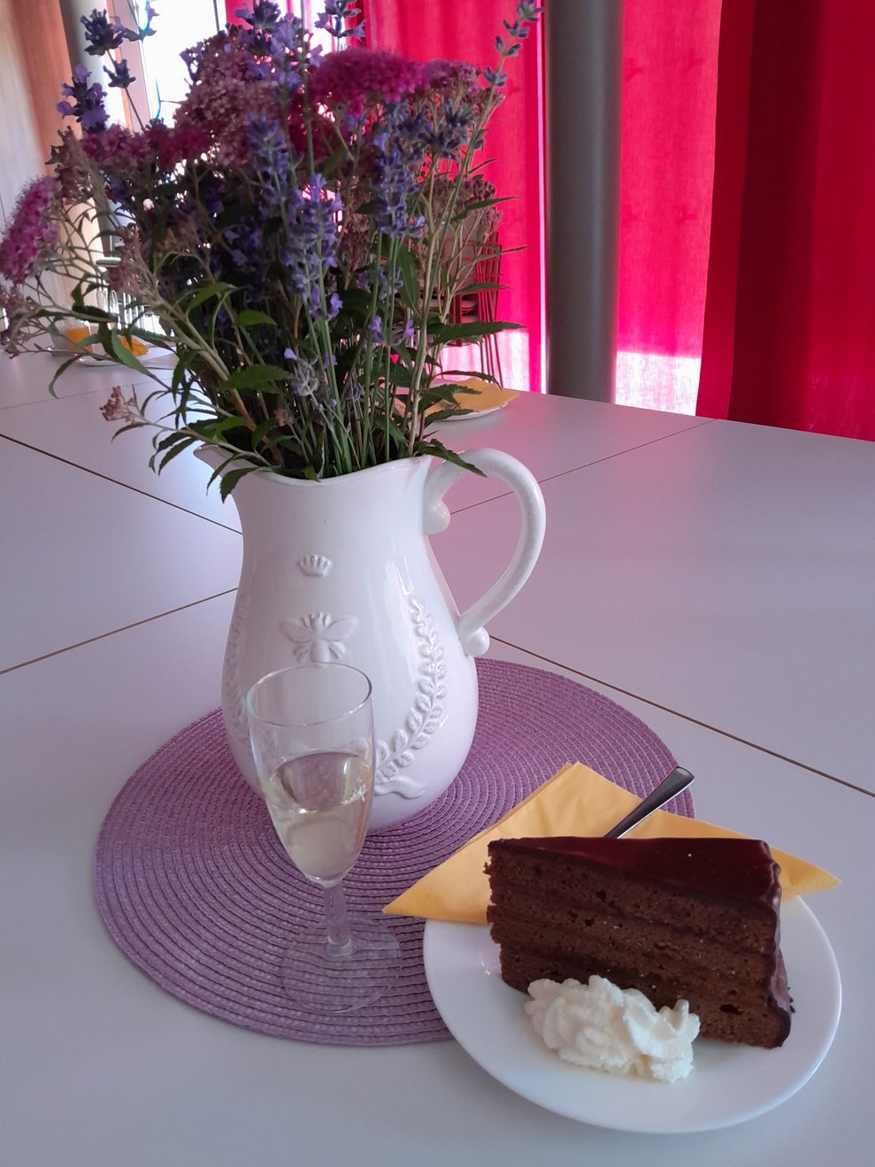 Und natürlich gibt es Torte und Sekt.
