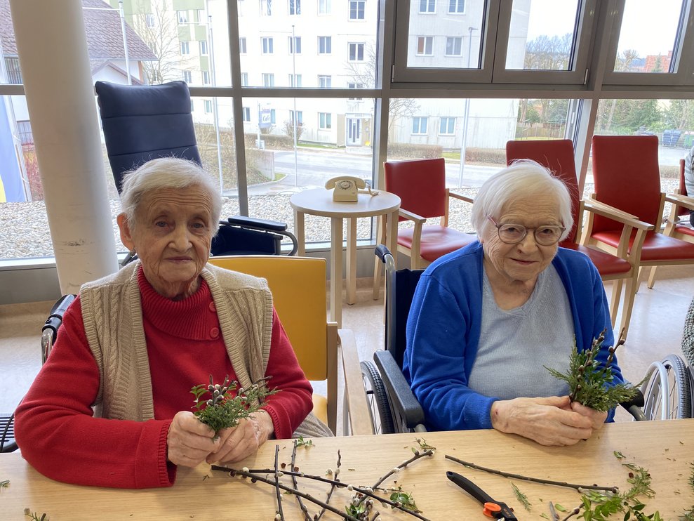 Ein gutes Team- Frau Zalto und Frau Gratzl binden gemeinsam.