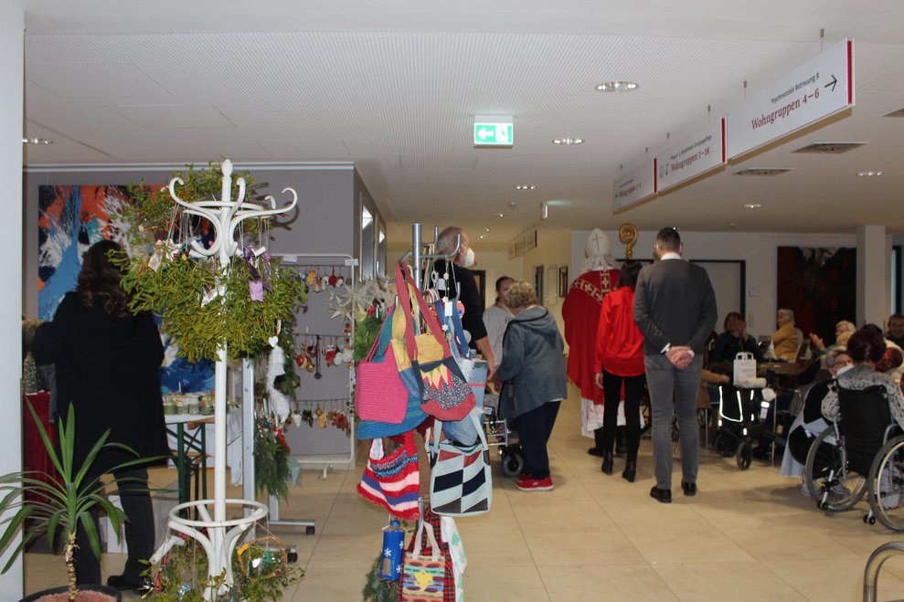 Während der Nikolaus noch die letzte der sechs Abteilungen besucht, wird im Erdgeschoss schon fleißig alles für den Adventmarkt aufgebaut, aber das sehen Sie in einer unserer nächsten Fotogeschichten – lassen Sie sich überraschen ;-) 
