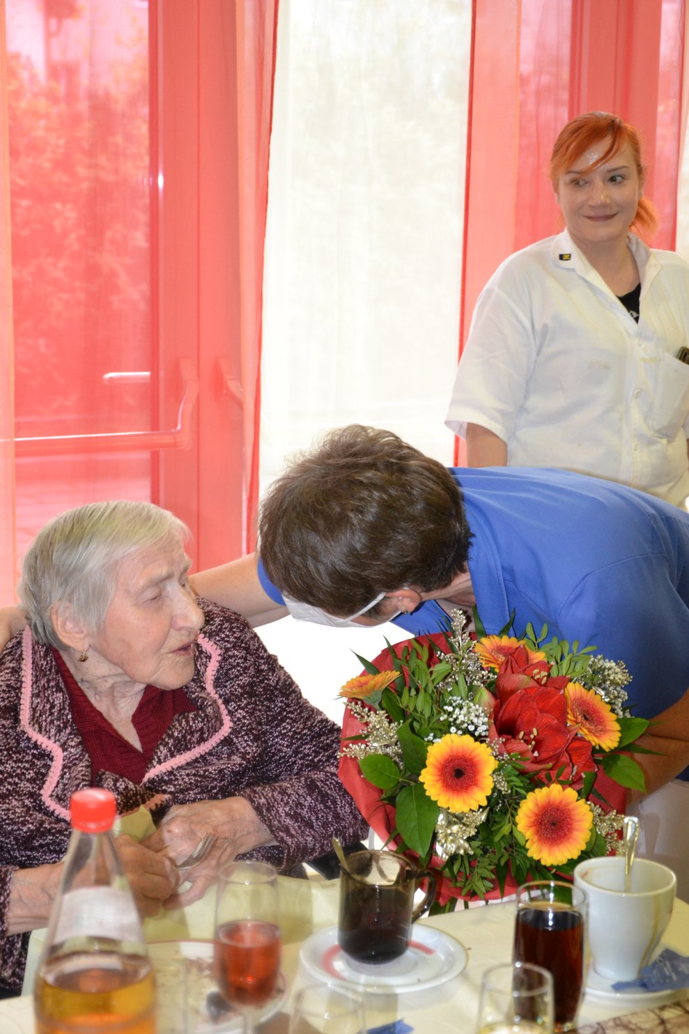 MEA Martha und Dir. Wandaller, überreichen zum 90. Geburtstag...