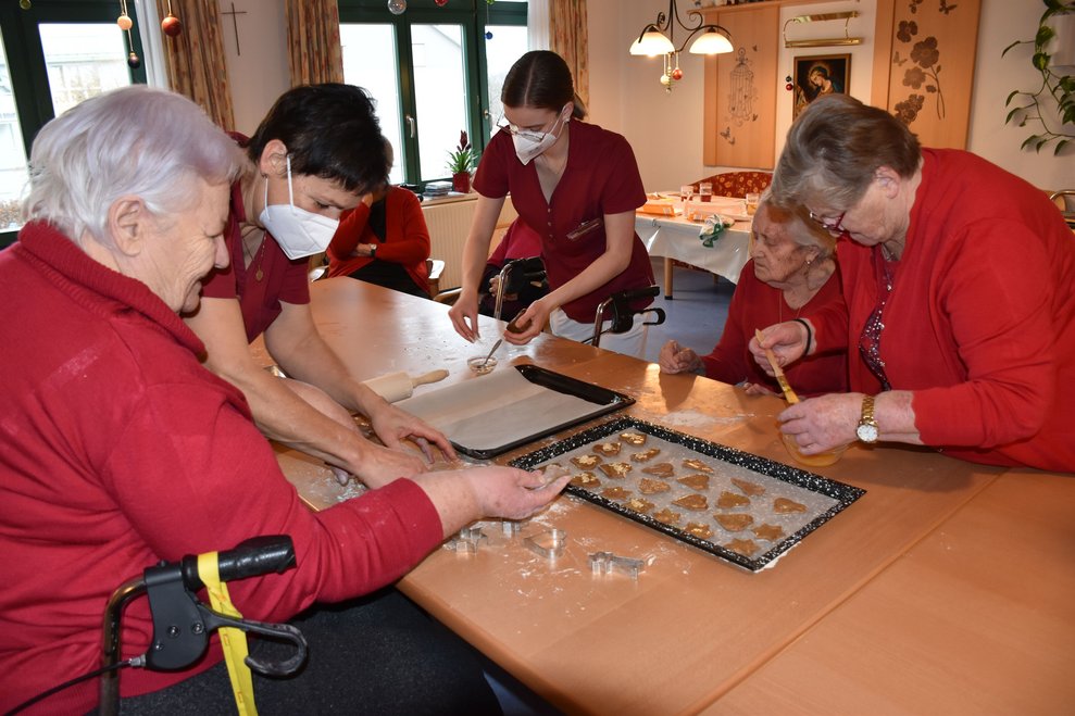 Unsere Weihnachtswichtel sind eifrig bei der Sache.