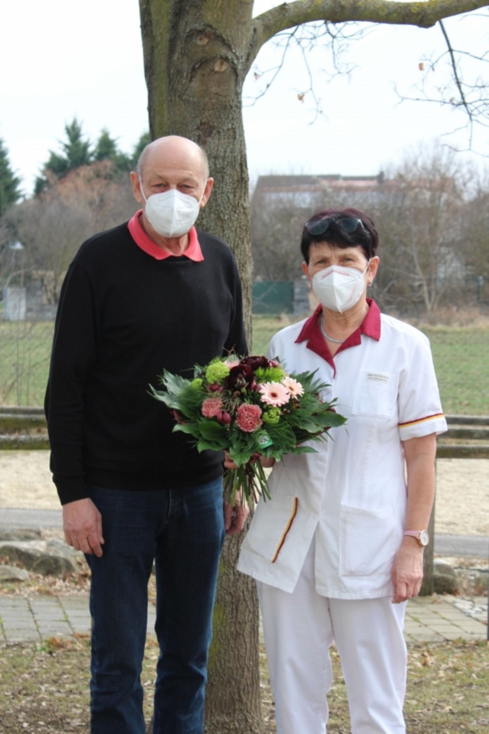 Eine Betreuerin und ein Arzt.