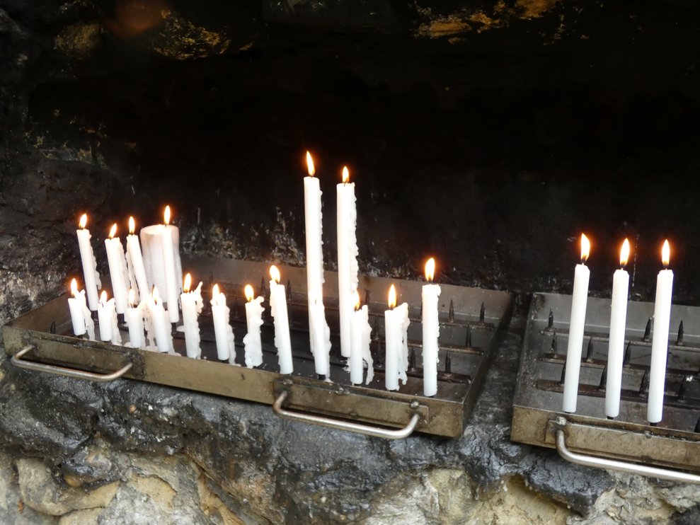 Kerzen in der Lourdesgrotte