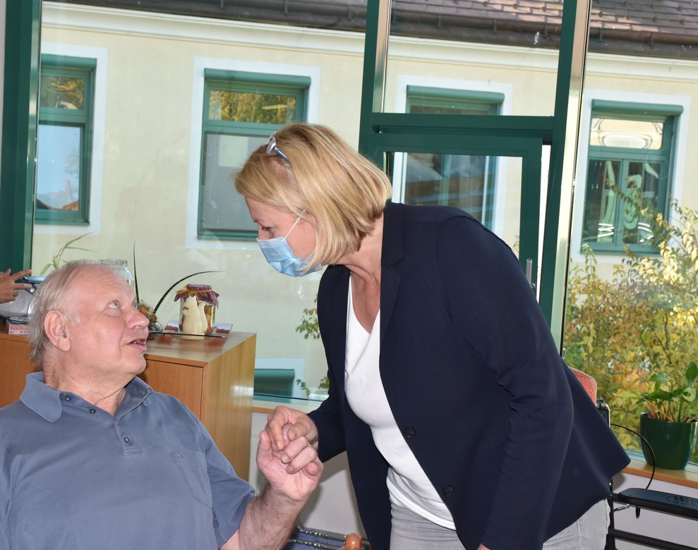 Frau Dir. Seibert gratuliert Herrn Straßer Engelbert recht herzlich zum 74. Geburtstag.