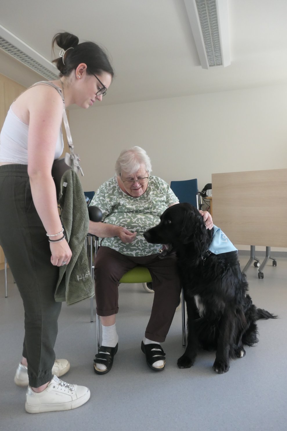Hund Loki mit Frauchen Carina und einer Dame.