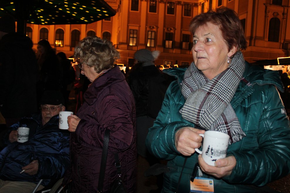 Am Christkindlmarkt Schönbrunn
