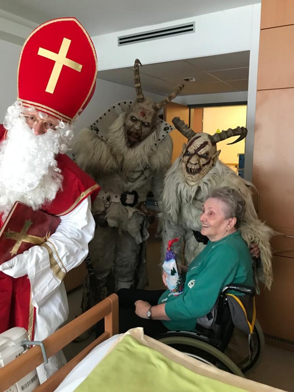 Besuch am Zimmer von Bewohnerin