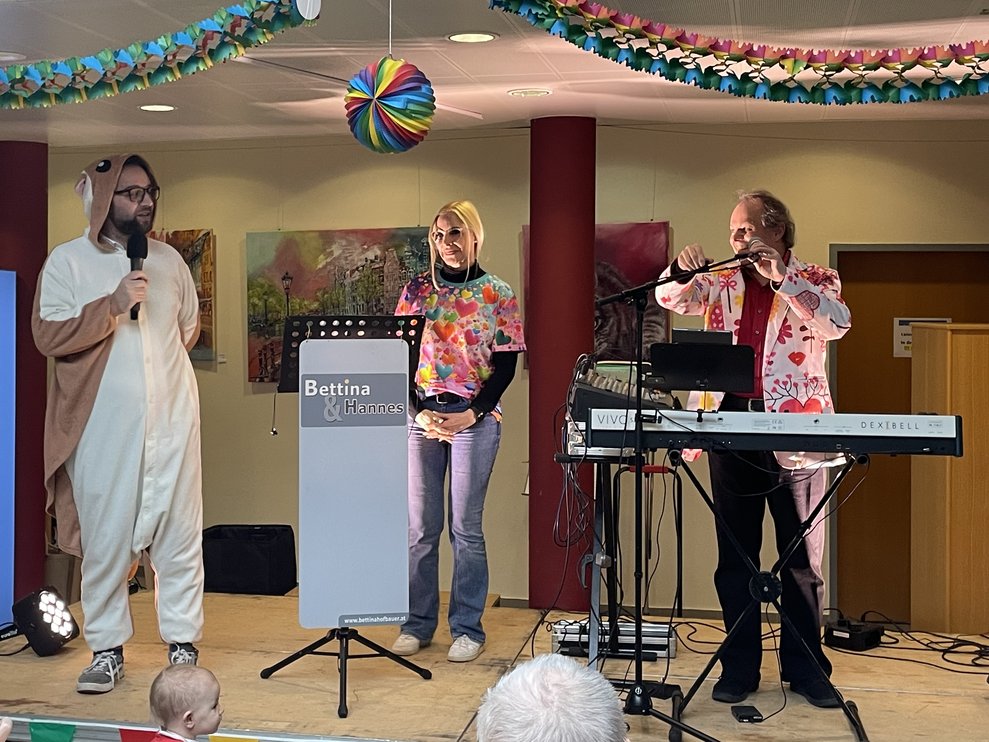 Musiker und stv. Pflegedirektor bei der Begrüßung.