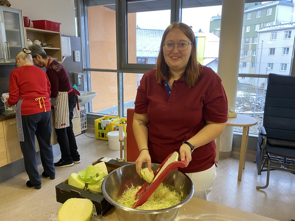 ...und FSJ Viktoria hachelt unter den strengen Blicken der Bewohnerinnen das Kraut für den Salat.