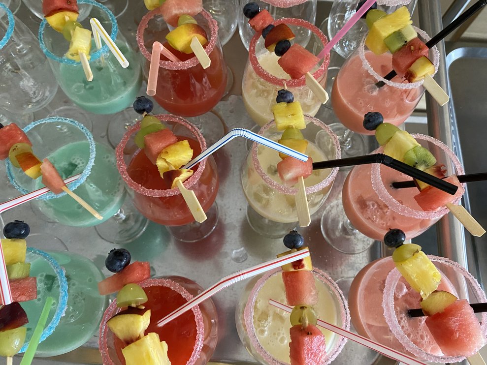 Einige Cocktails sind bereits gemixt.