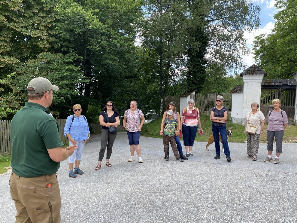 ...begrüßen uns vor dem Schloss.