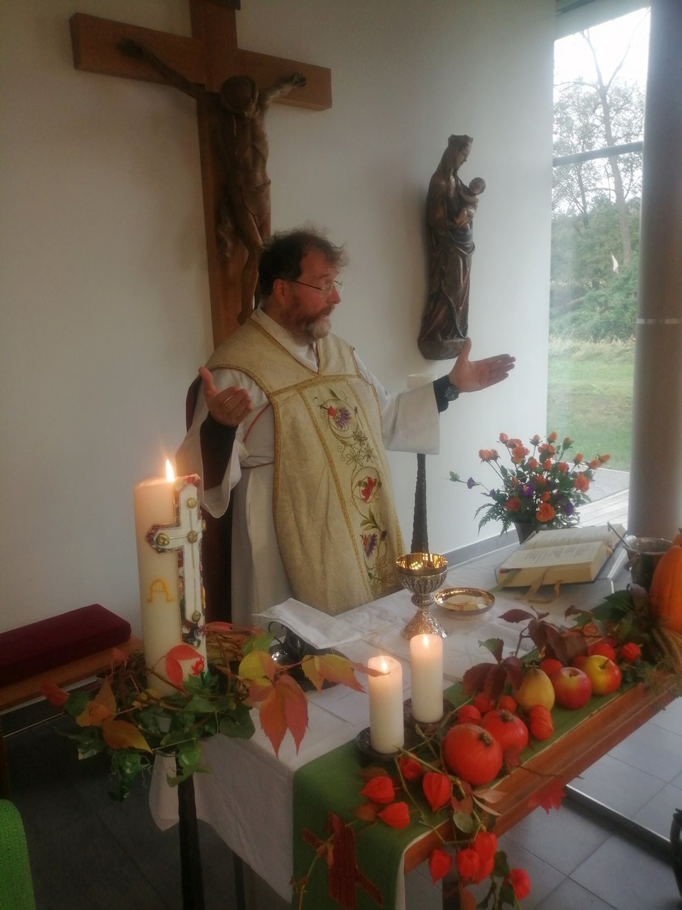 Pfarrer Mag. Ulrich Dambeck zelebriert den feierlichen Gottesdienst.