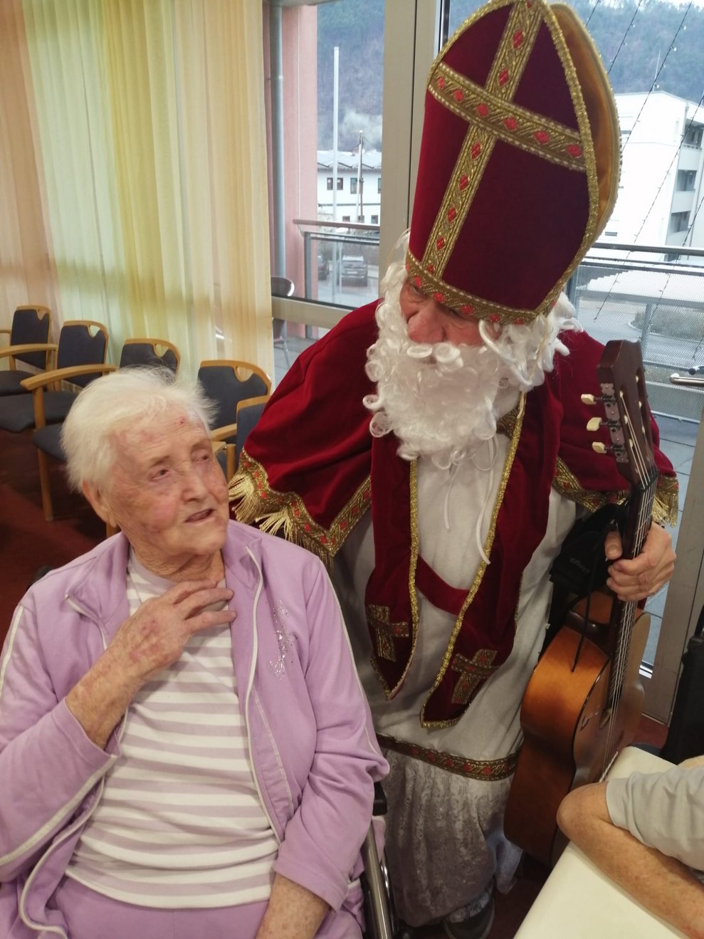Frau mit Nikolaus