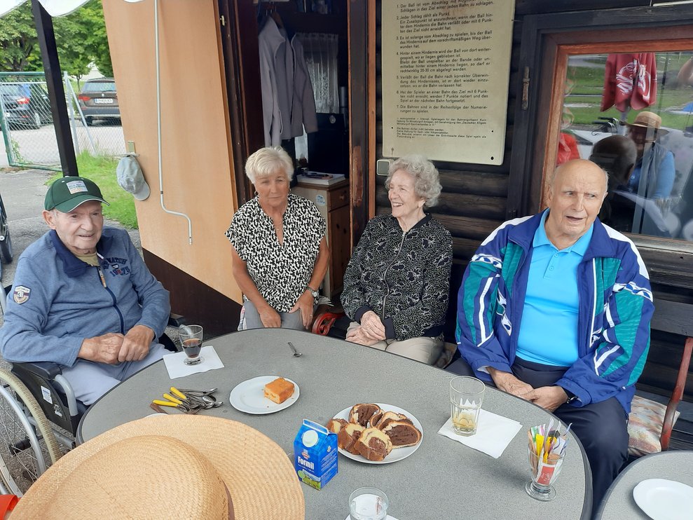 Einige Personen bei der Jause.