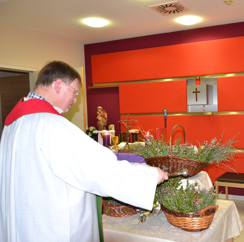 ...in der Hauskapelle bei der heiligen Messe gesegnet.