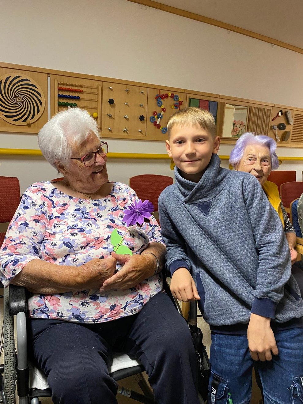 die Kinder verteilen Geschenke 