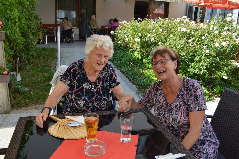 Frau Bogendorfer hat was zu lachen.