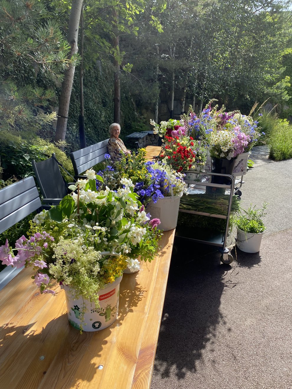 Im Garten werden die Blumengestecke gemacht.