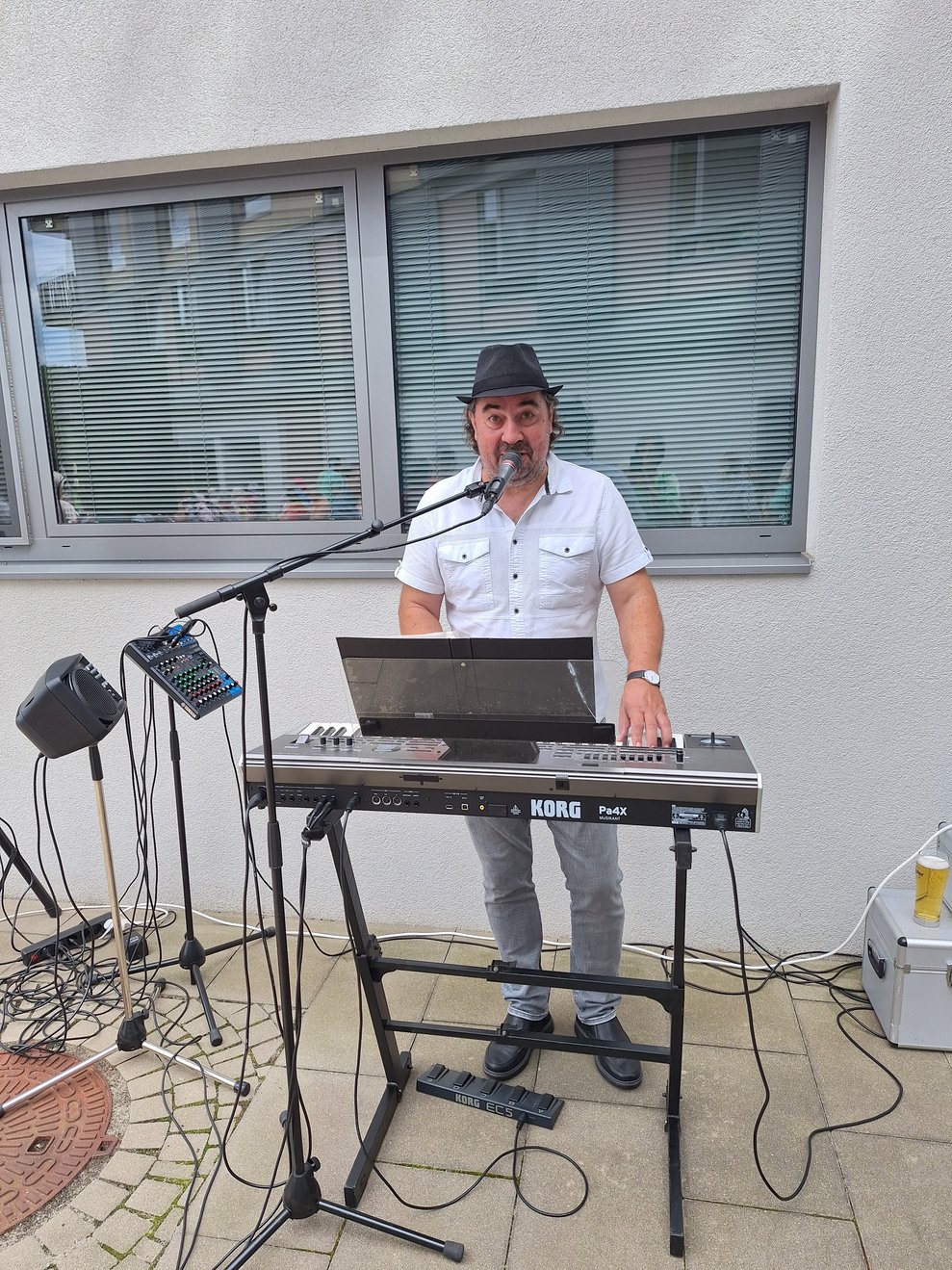 In der Zwischenzeit hat auch Klaus Kodnar (immer wieder bestens bewährt, wenn es um musikalische Unterhaltung in unserem Haus geht) Aufstellung genommen.