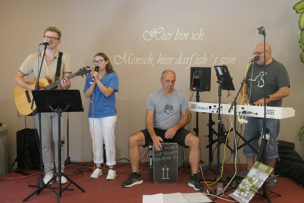 Tobias Zahorsky, Franziska Schmutzer, Erich Pils und Willi Wltschek auf der Bühne.