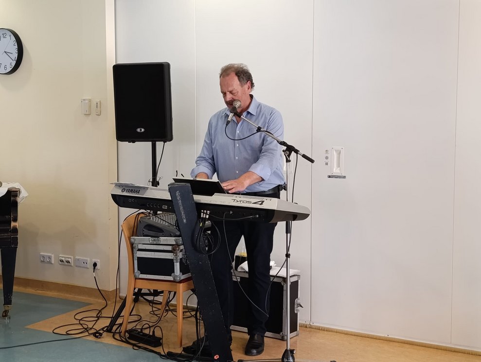 Musiker spielt auf Keyboard.