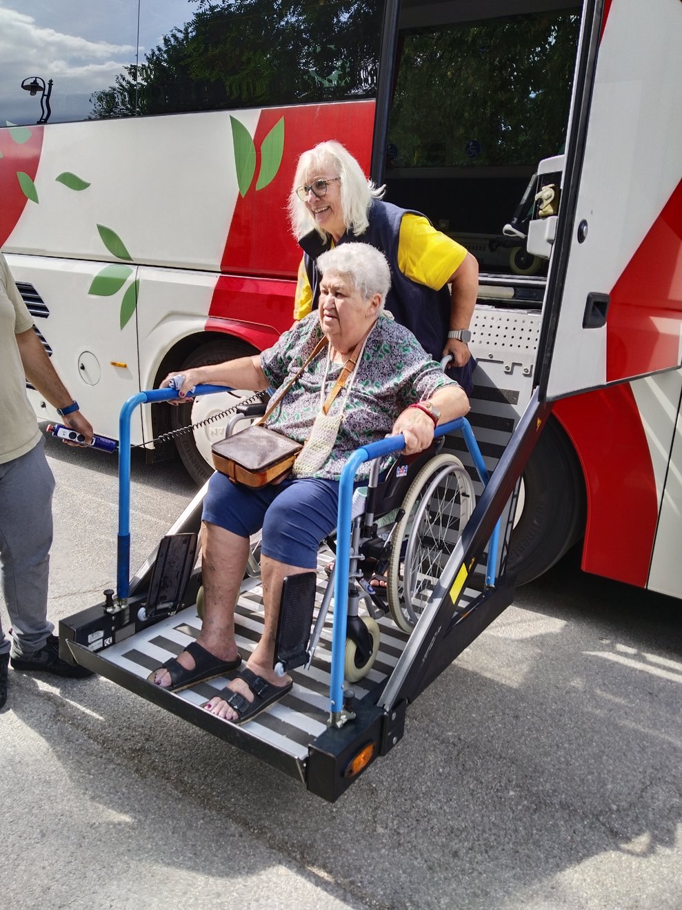 Zwei Damen auf einem Buslift!