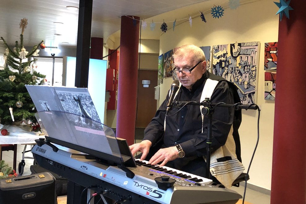 Der Musiker spielt am Klavier. 
