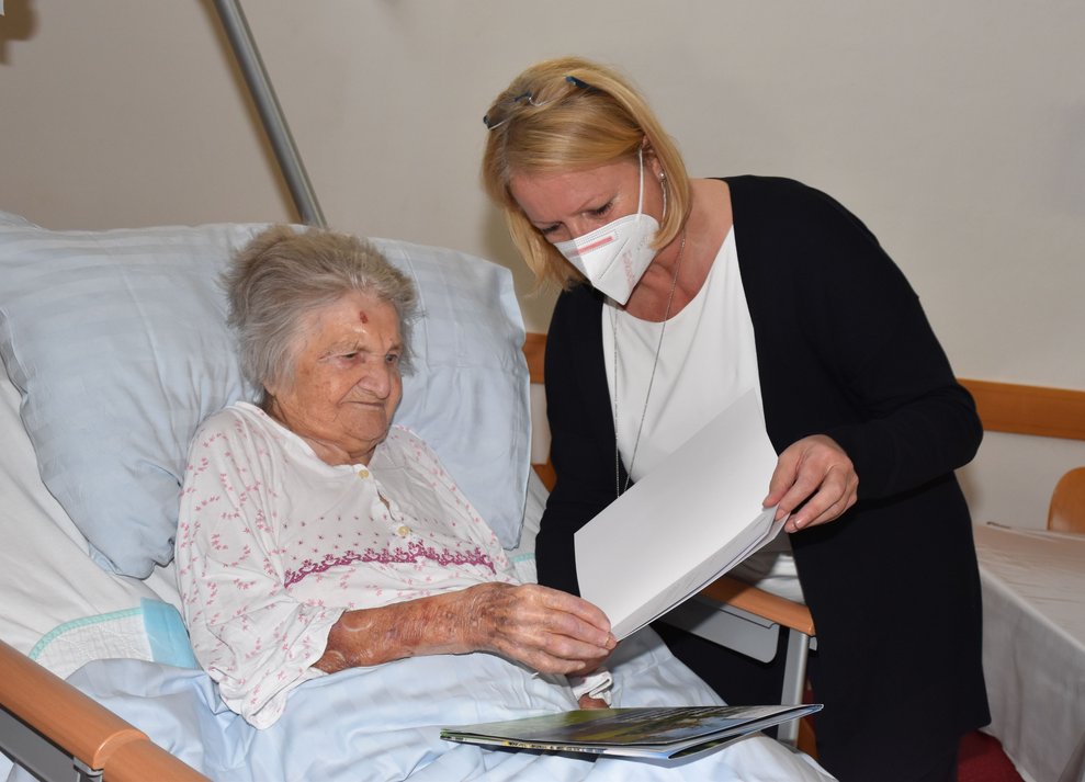 Frau Dir. Seibert gratuliert Frau Zineder