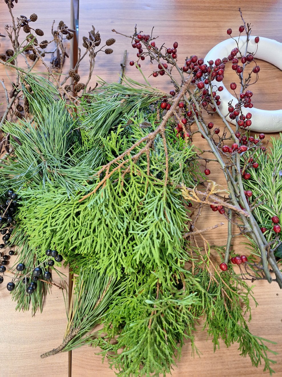 Besonders wichtig bei einem Adventkranz sind natürlich auch dekorative Elemente. Es muss nicht immer "nur" Reisig sein.