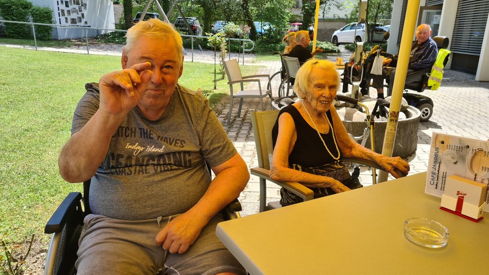 Herr V. und Frau M. bei der Neueröffnung des Kaffeehauses.