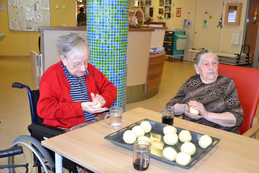 Bei so vielen fleißigen HelferInnen sind die geriebenen Knödel gleich gemacht.