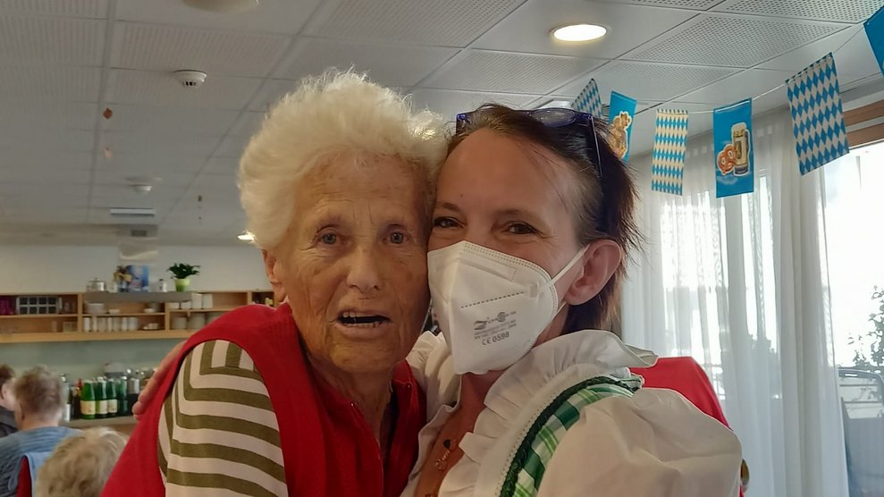 Fr. Pressler und unsere Pflegeassistentin Fr. Klinger wagten ein Tänzchen