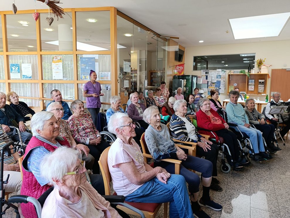 Viele sitzende BewohnerInnen und stehende Alltagsbegleiterin.
