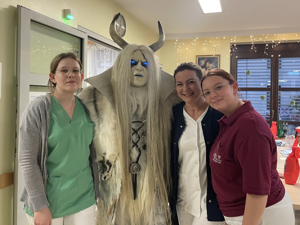 Drei Mitarbeiterinnen mit Krampus. 